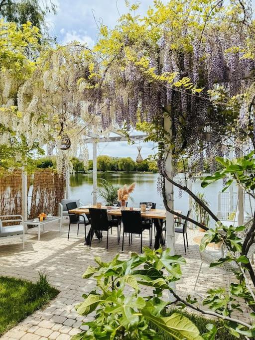 Therme - Corbeanca By The Lake Luxury Villa Luaran gambar